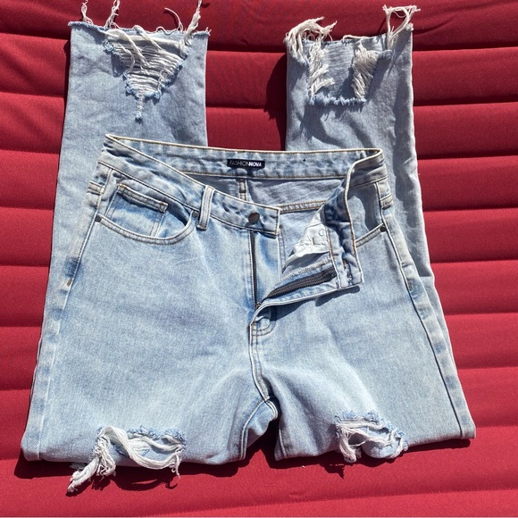 Fashion Nova distressed light washed jeans with raw hem size:9 in juniors - Picture 5 of 5